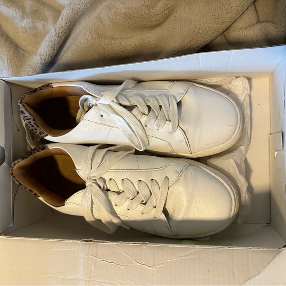 Woman’s Dolce Vita Fashion Shoe - Picture 5 of 5